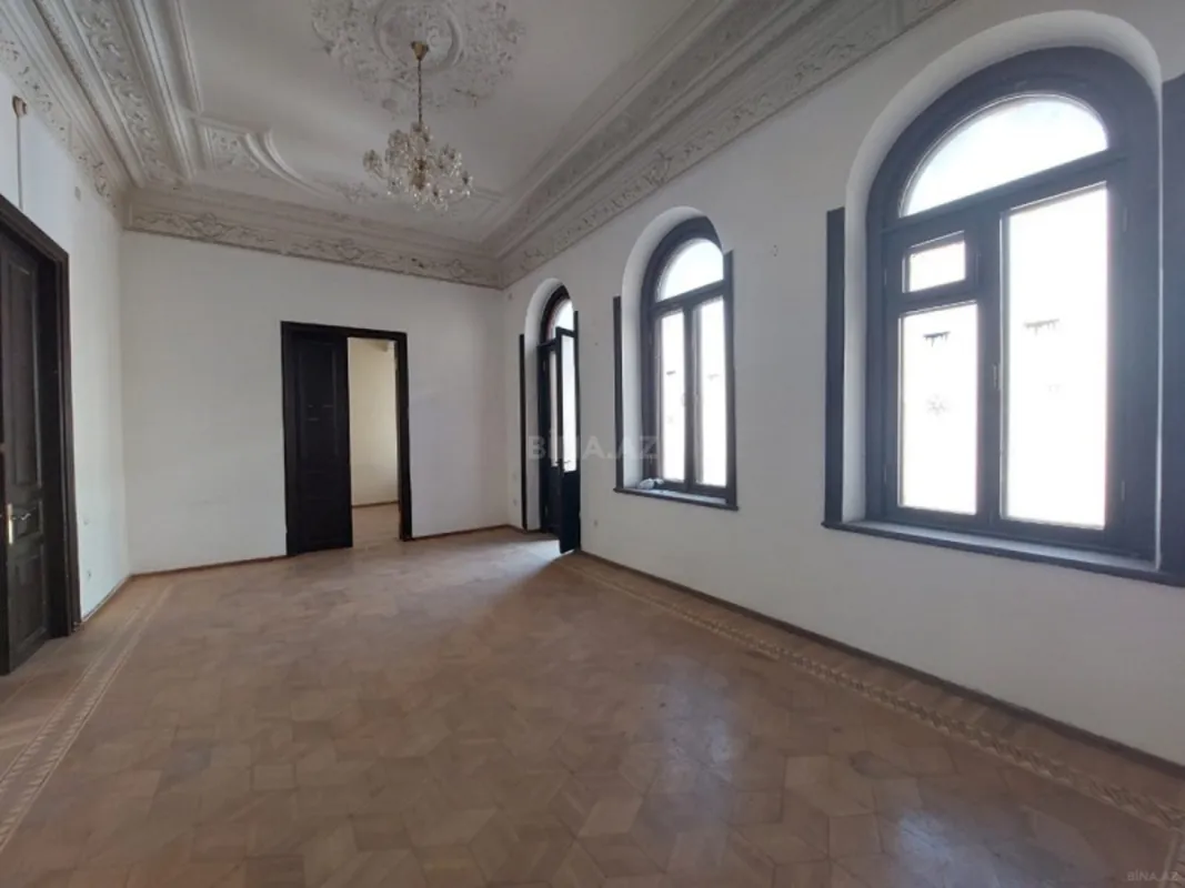 Satılır 9 otaqlı mənzil 310 m²