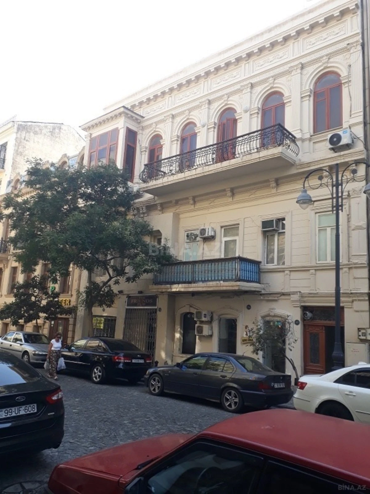 Satılır 9 otaqlı mənzil 310 m²