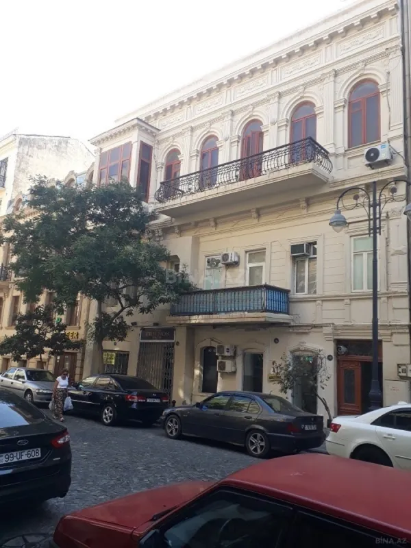 Satılır 9 otaqlı mənzil 310 m²