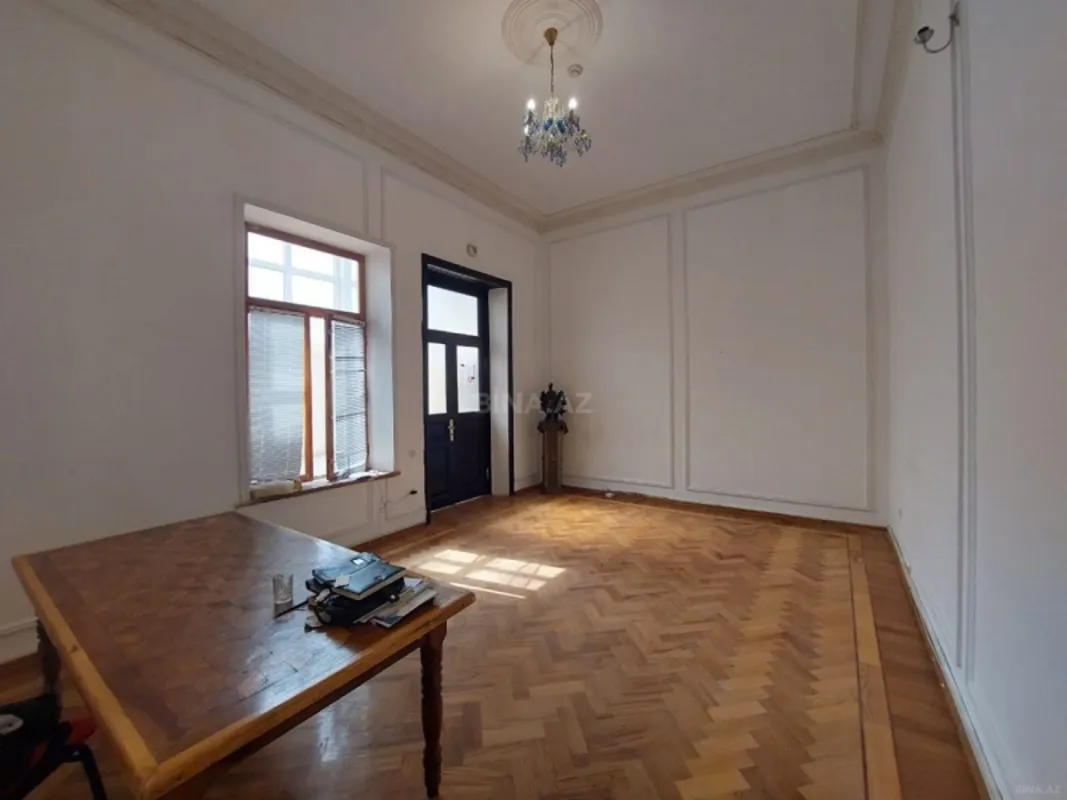 Satılır 9 otaqlı mənzil 310 m²