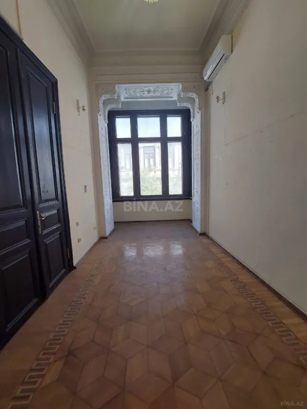 Satılır 9 otaqlı mənzil 310 m²