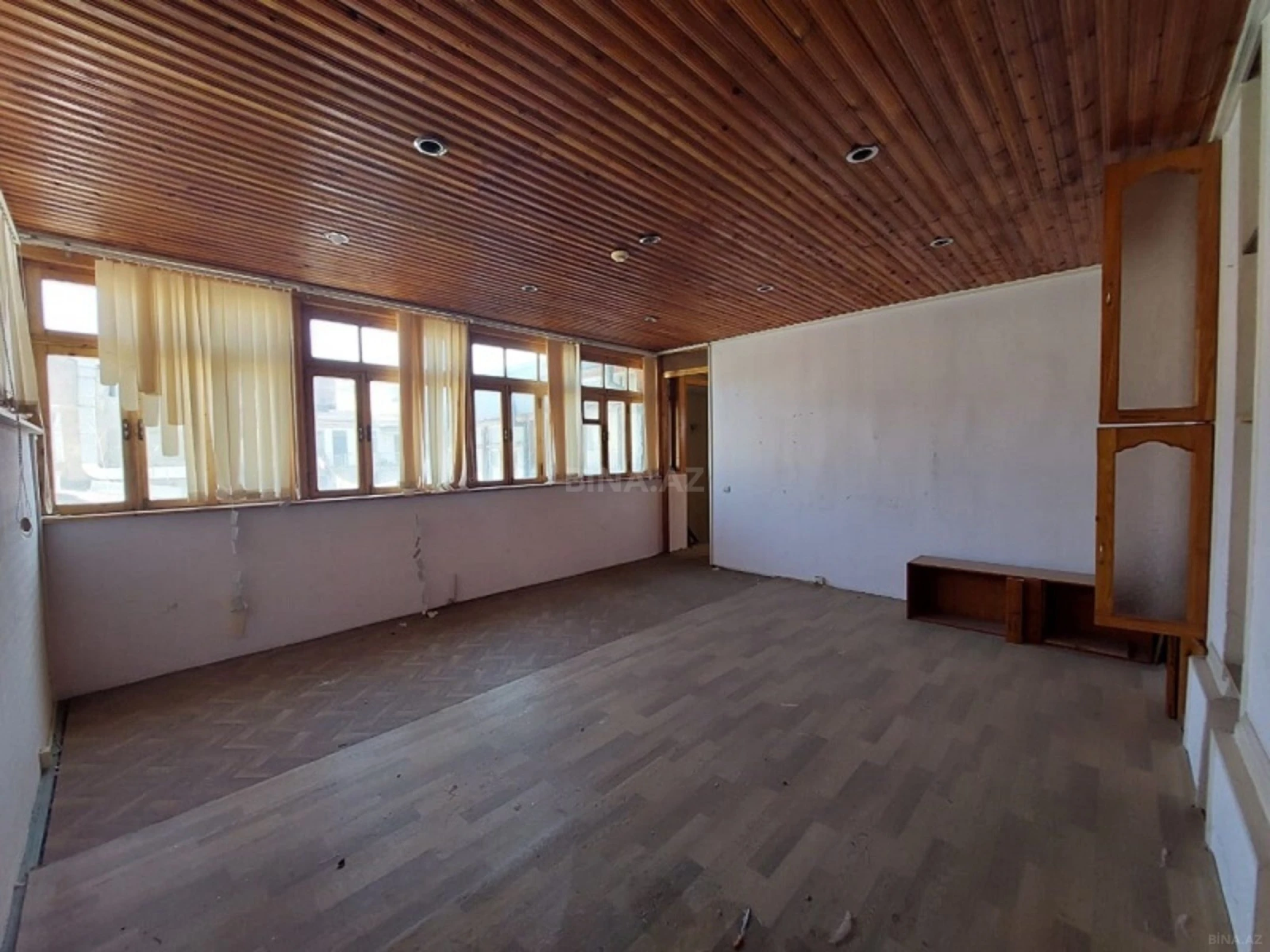 Satılır 9 otaqlı mənzil 310 m²
