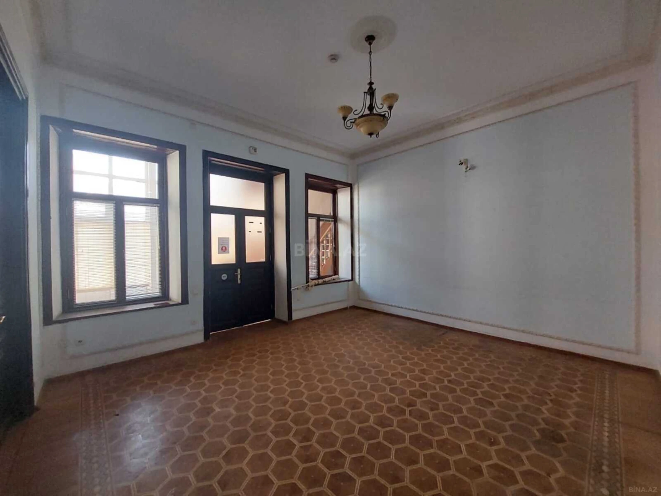 Satılır 9 otaqlı mənzil 310 m²