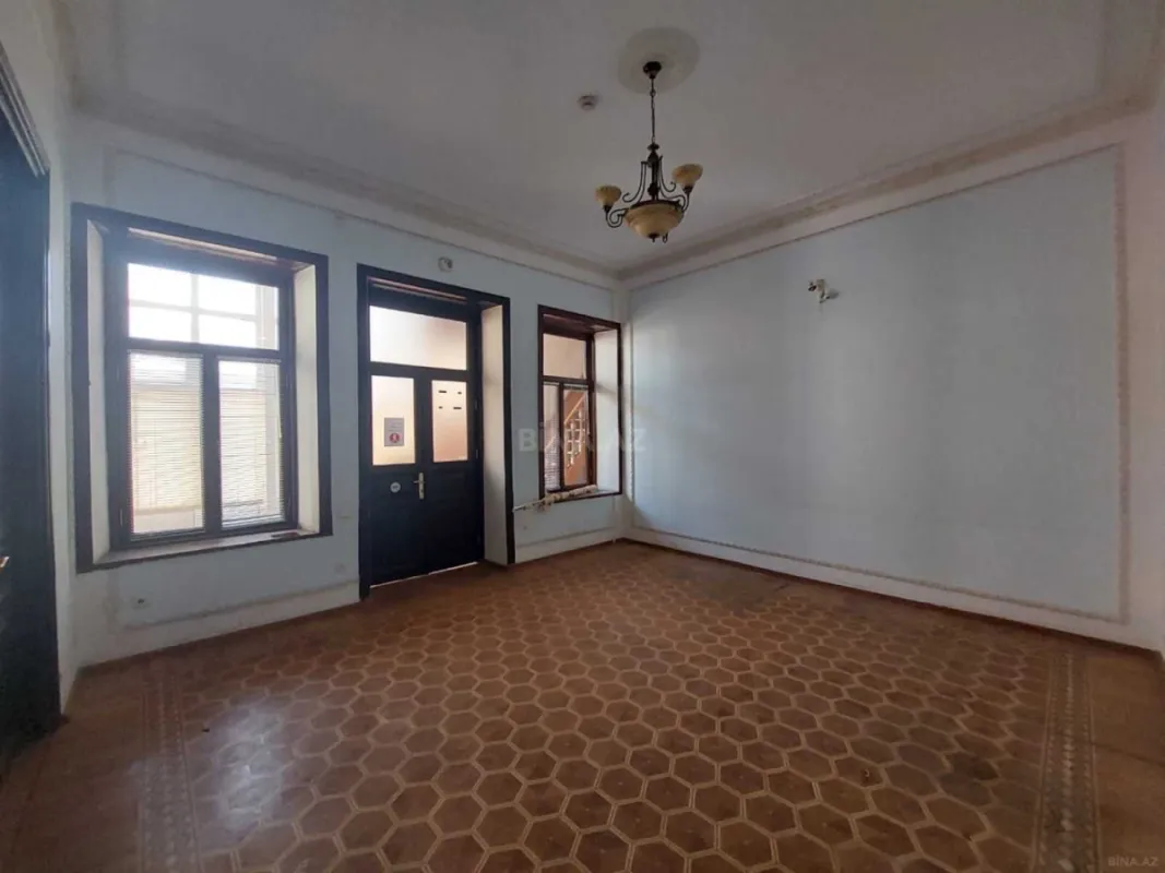 Satılır 9 otaqlı mənzil 310 m²