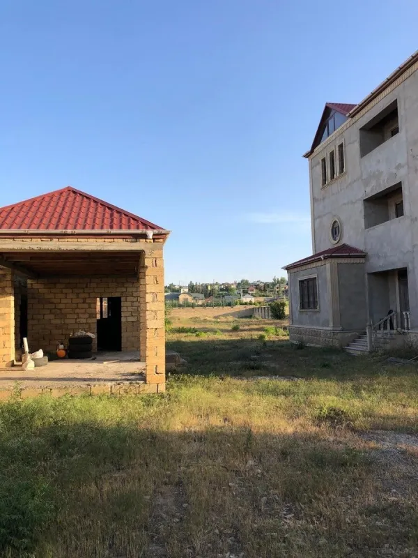 Satılır 12 otaqlı həyət evi 550 m²