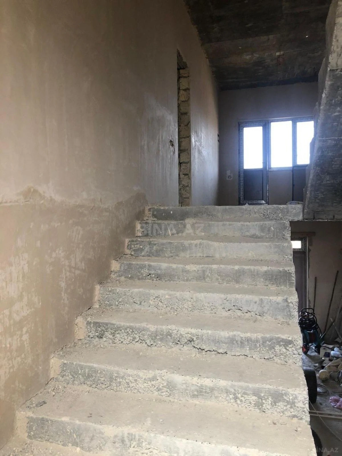 Satılır 12 otaqlı həyət evi 550 m²