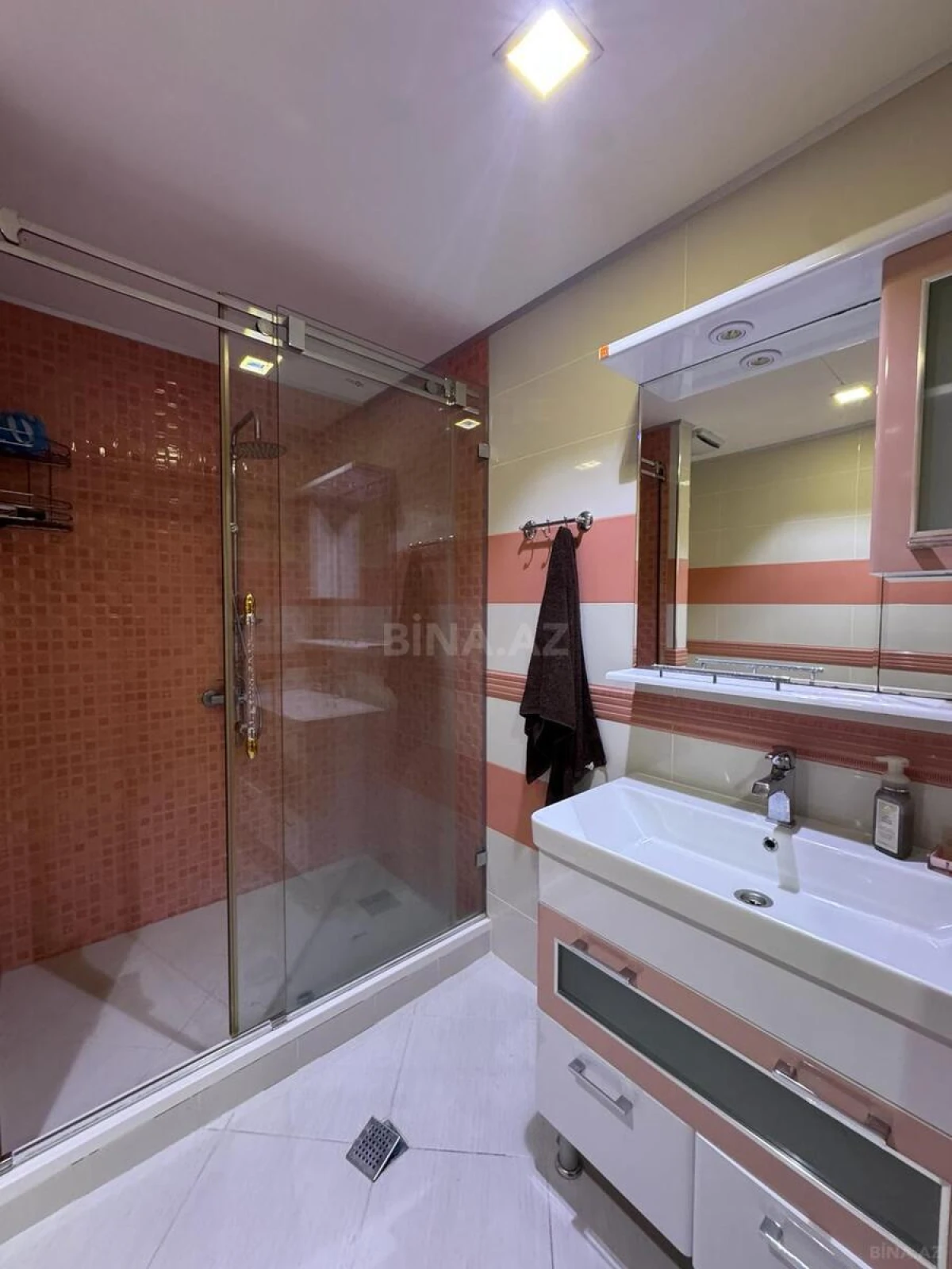 Kirayə verilir 5 otaqlı mənzil 320 m²