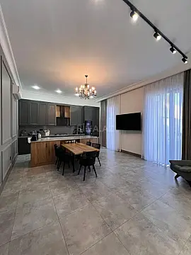 Satılır 5 otaqlı həyət evi 215 m²