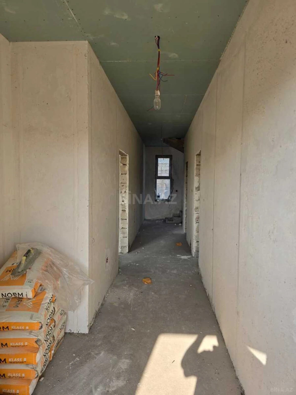 Satılır 5 otaqlı həyət evi 240 m²