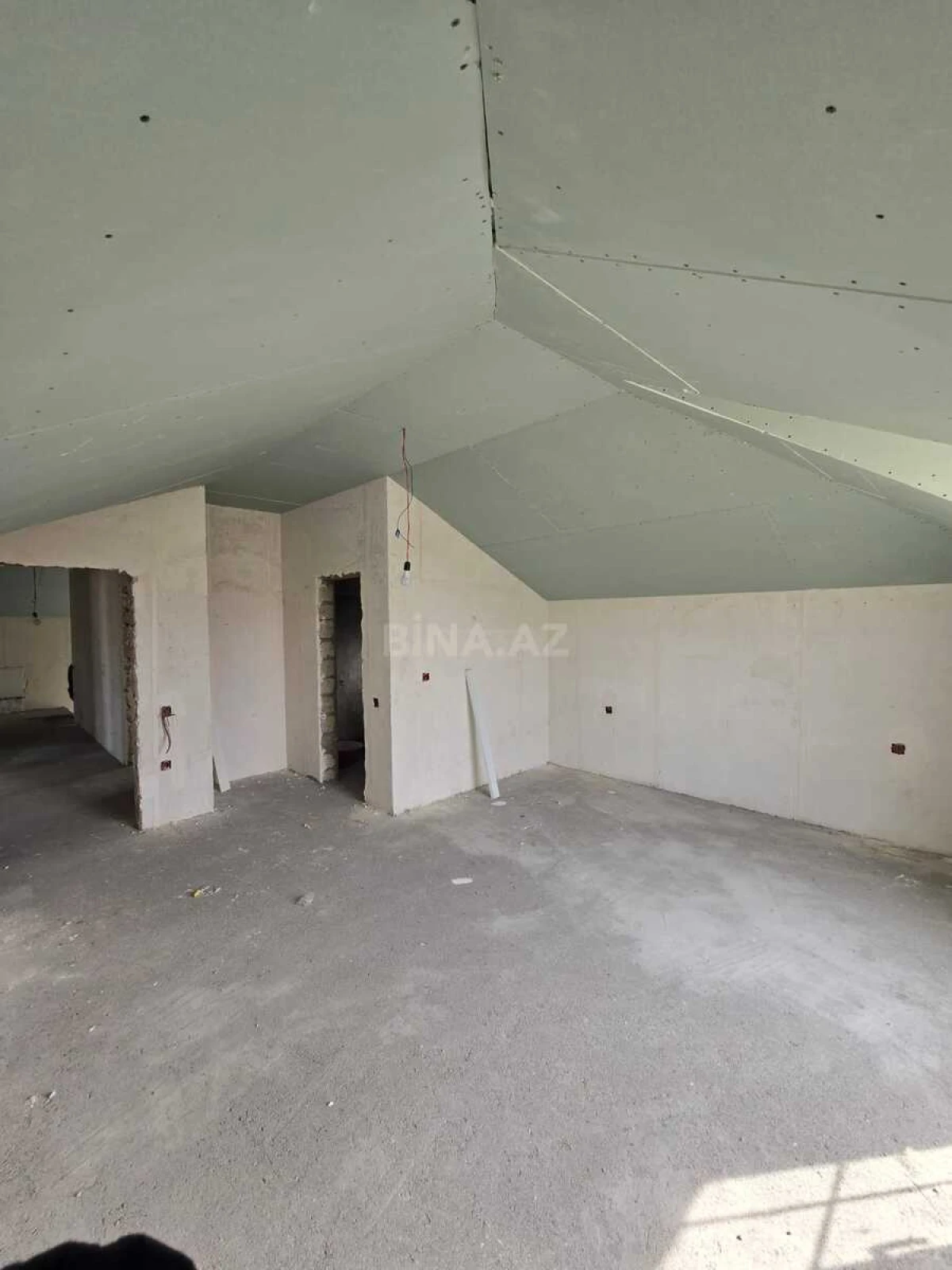 Satılır 5 otaqlı həyət evi 240 m²