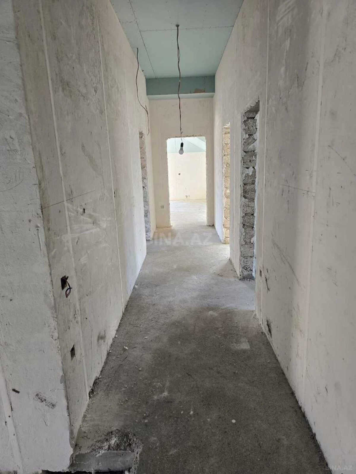 Satılır 5 otaqlı həyət evi 240 m²