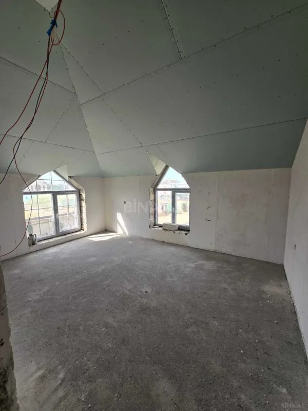 Satılır 5 otaqlı həyət evi 240 m²