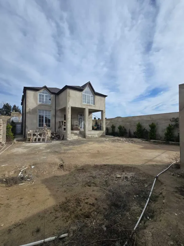 Satılır 5 otaqlı həyət evi 240 m²