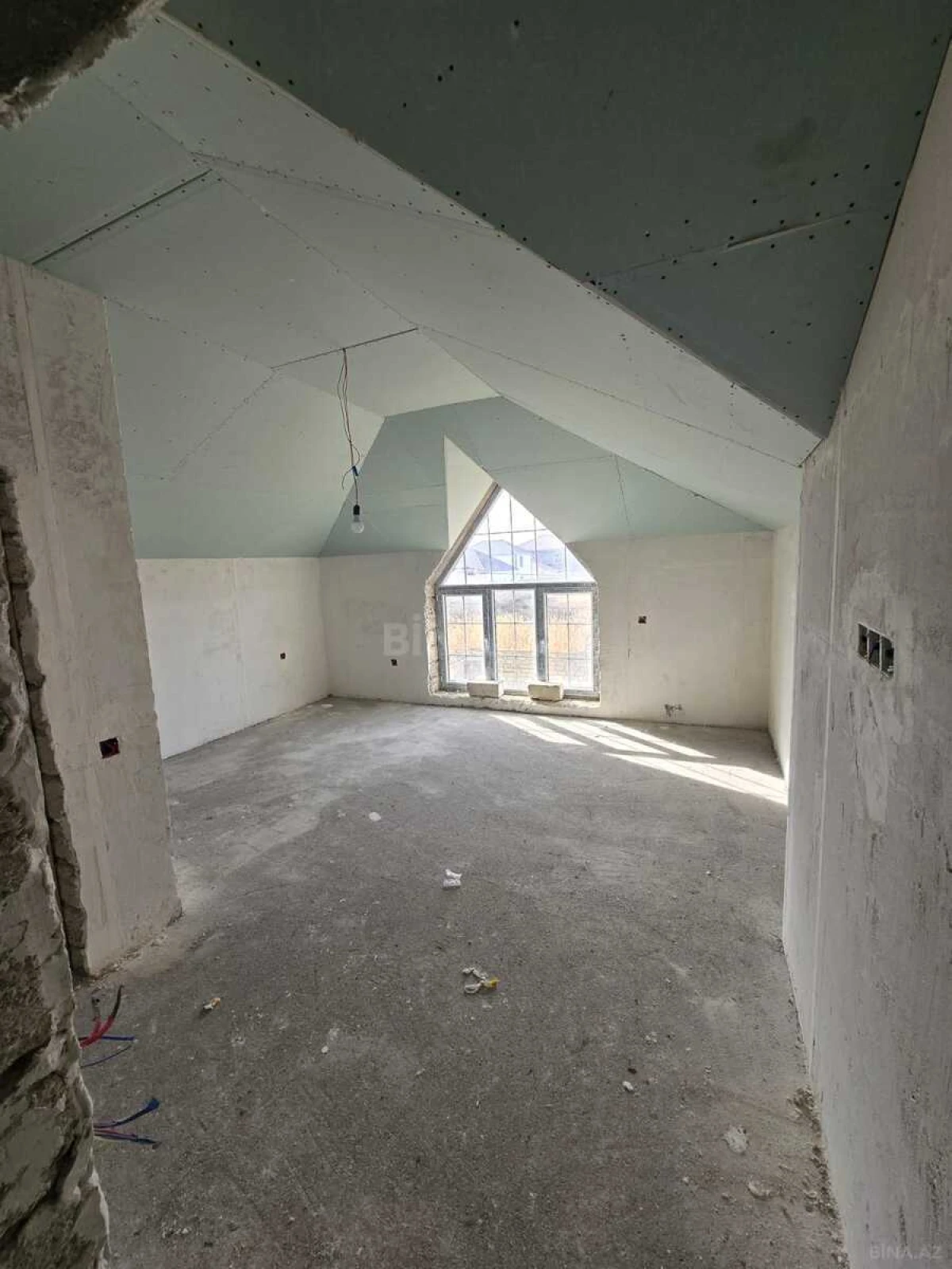 Satılır 5 otaqlı həyət evi 240 m²