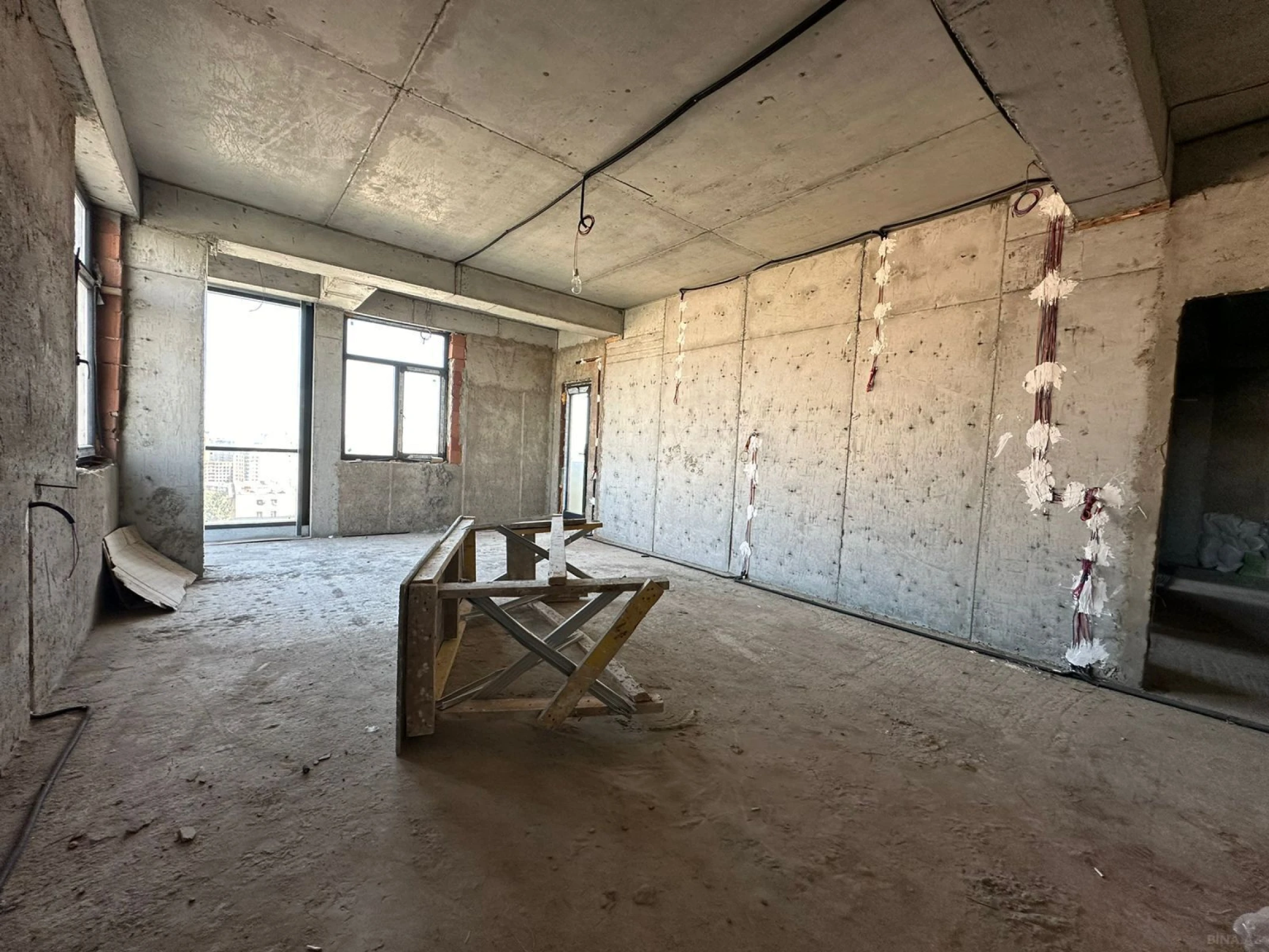 Satılır 4 otaqlı mənzil 172 m²