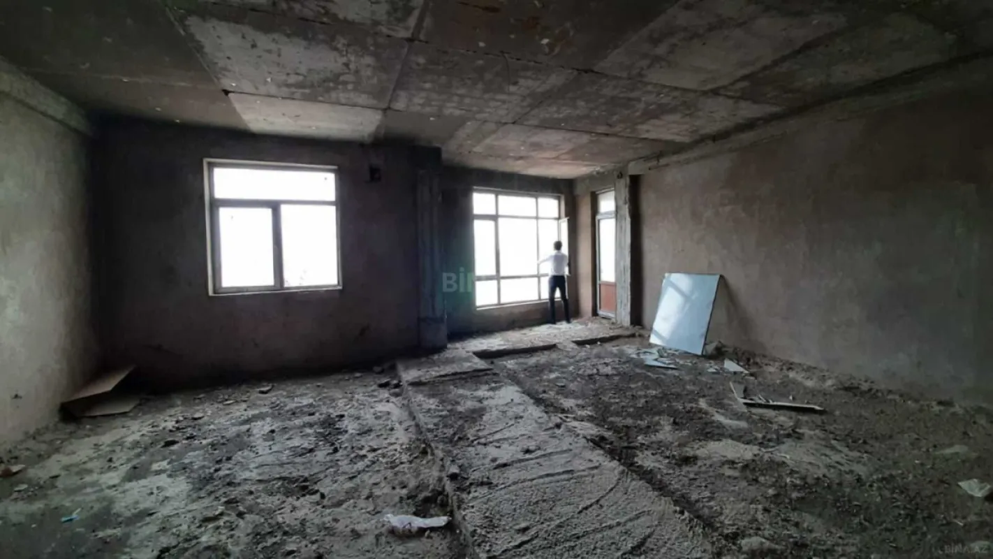 Satılır 4 otaqlı mənzil 172 m²