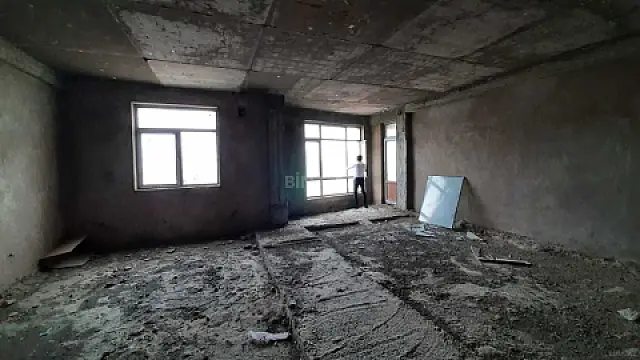 Satılır 4 otaqlı mənzil 172 m²