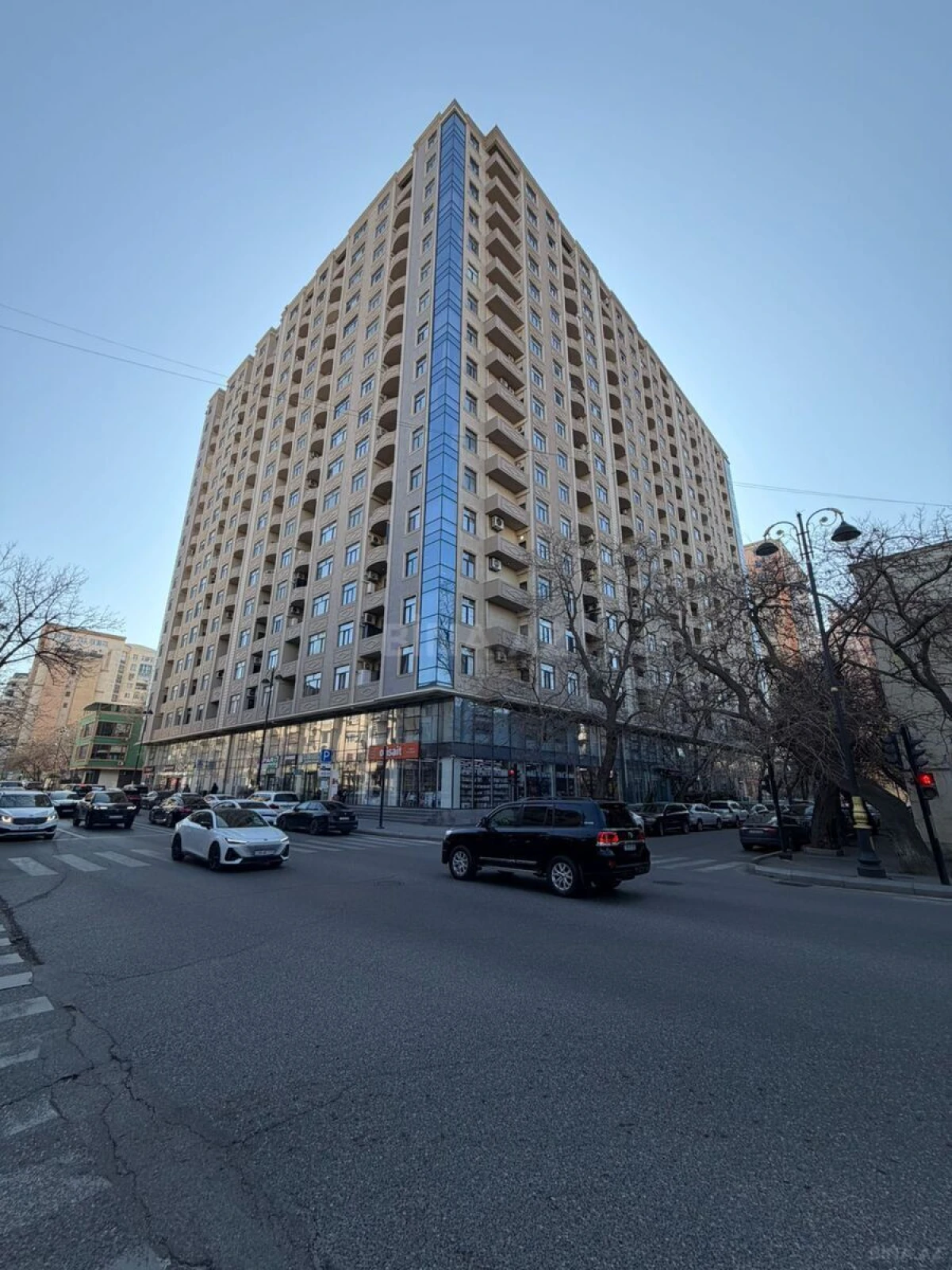 Satılır 4 otaqlı mənzil 172 m²