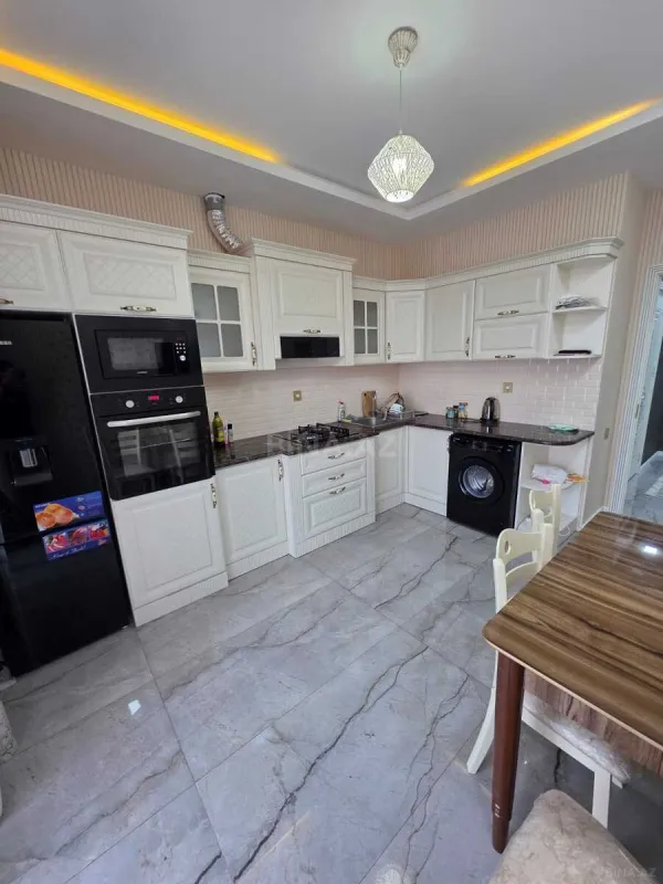 Kirayə verilir 3 otaqlı mənzil 151 m²