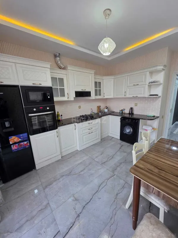 Kirayə verilir 3 otaqlı mənzil 151 m²