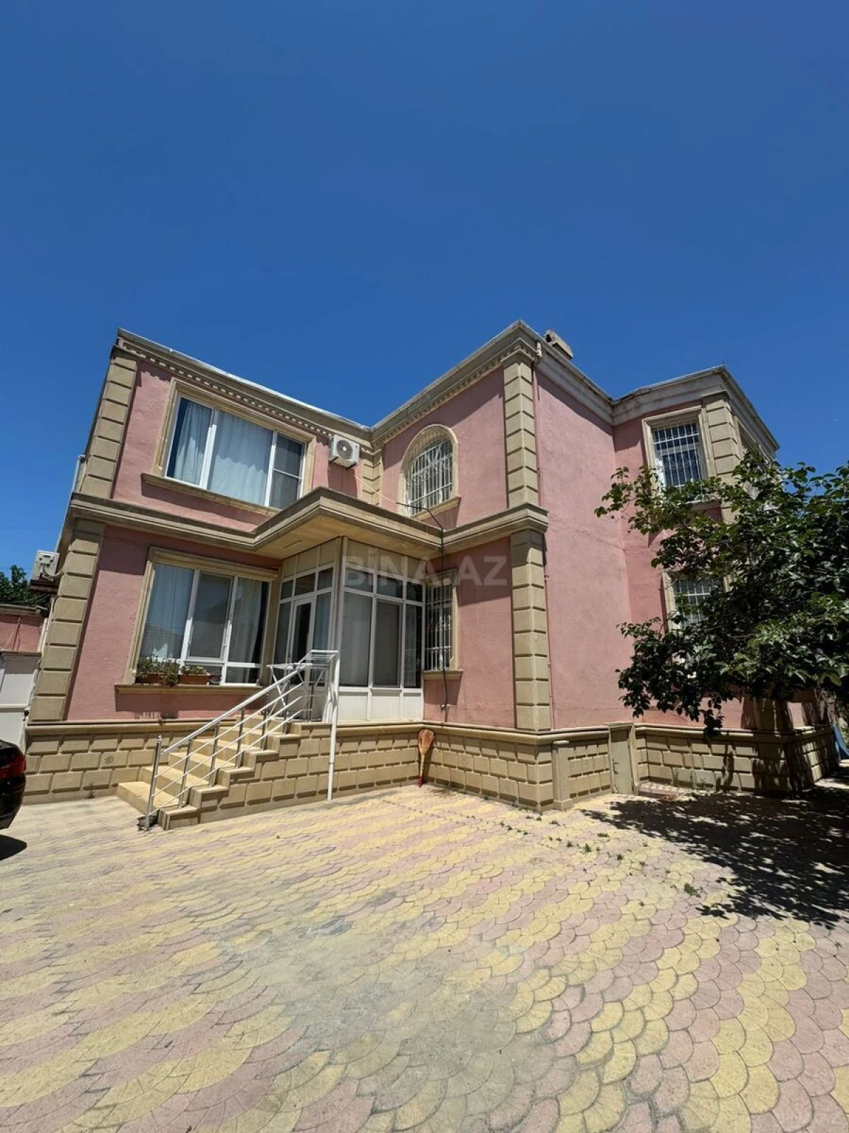 Satılır 8 otaqlı həyət evi 280 m²