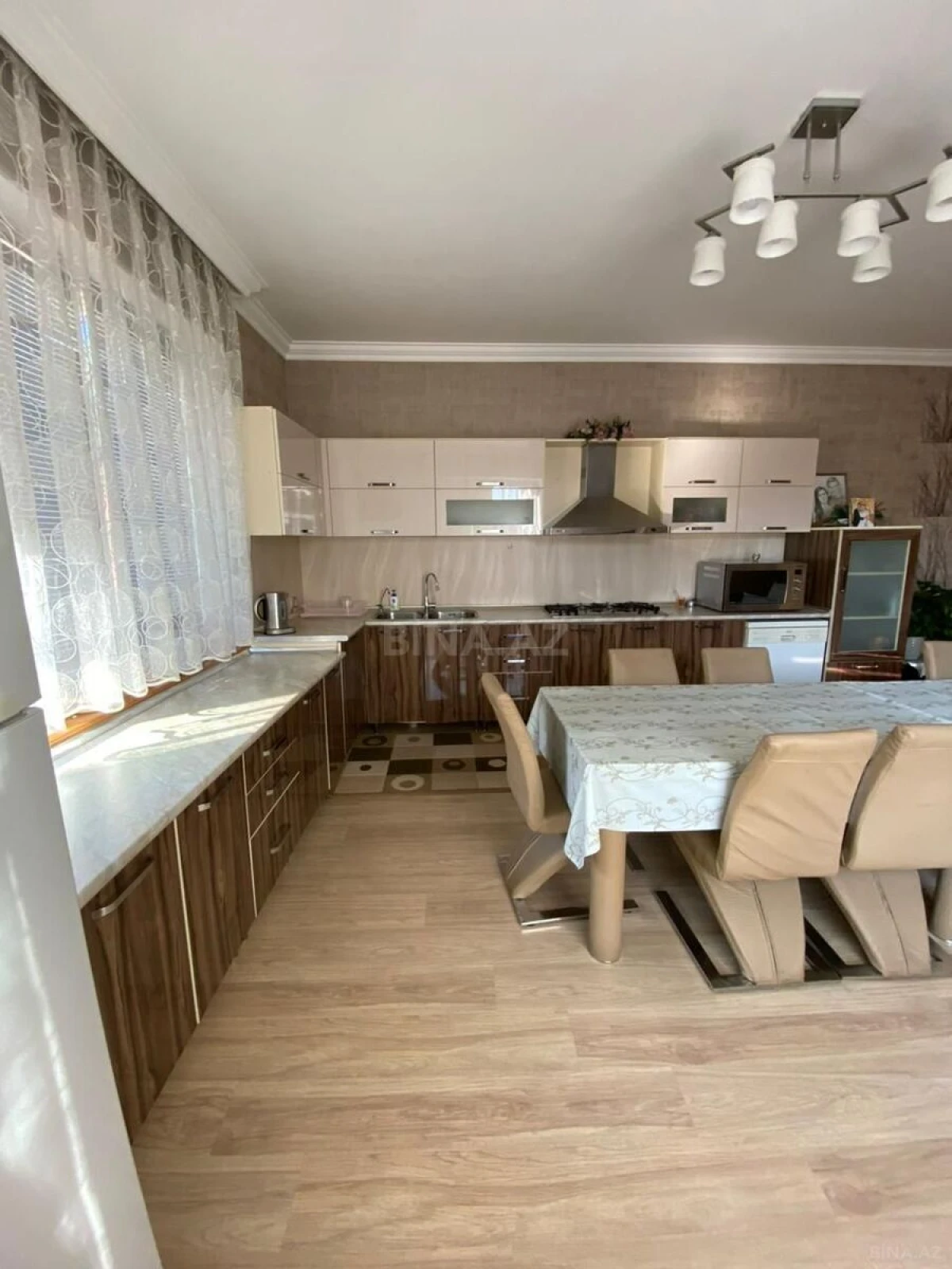 Satılır 8 otaqlı həyət evi 280 m²