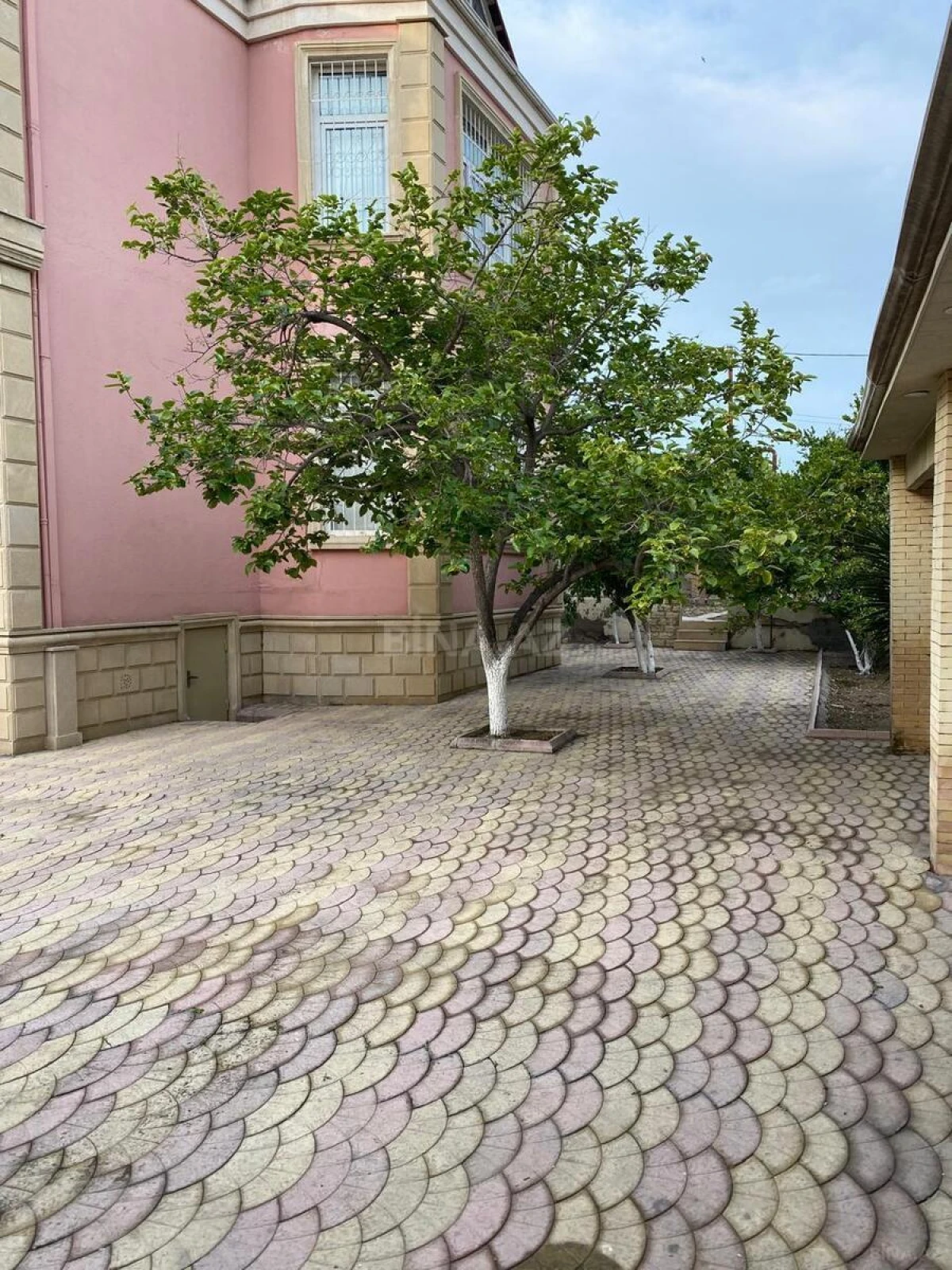 Satılır 8 otaqlı həyət evi 280 m²