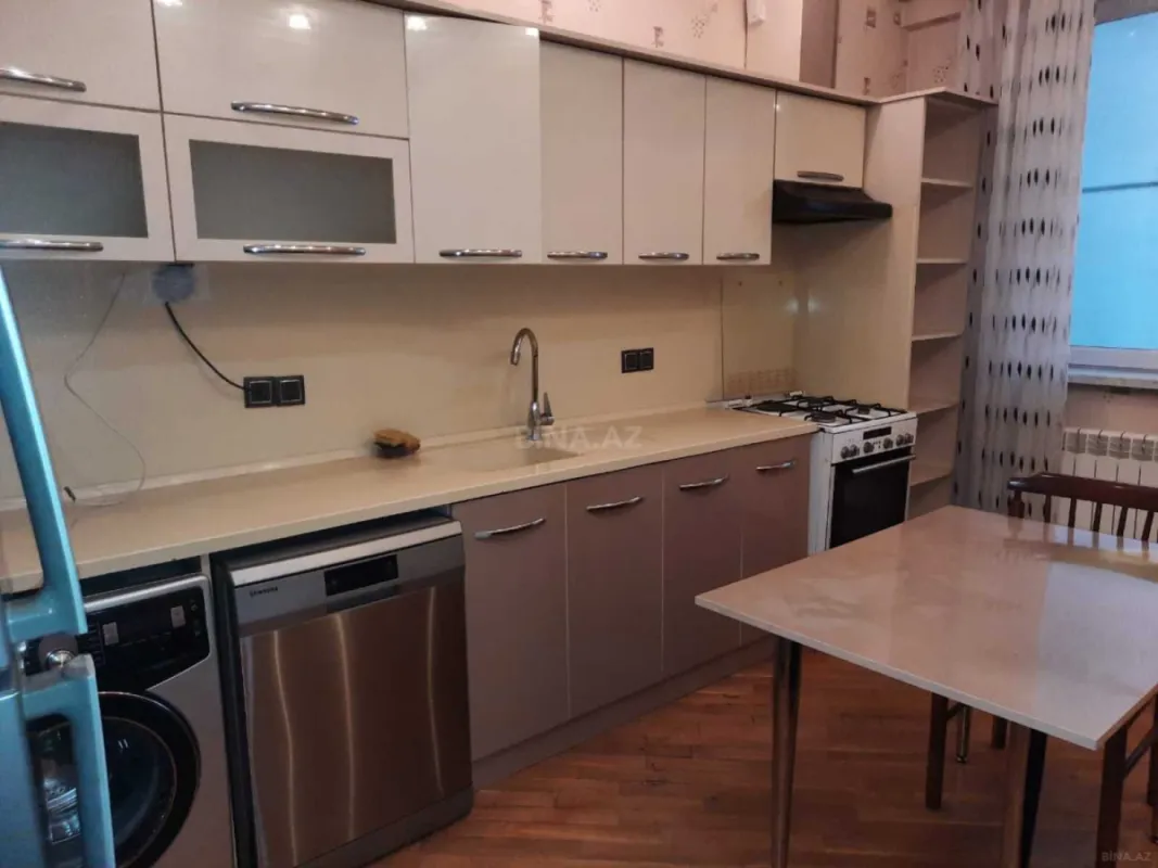 Kirayə verilir 2 otaqlı mənzil 81 m²