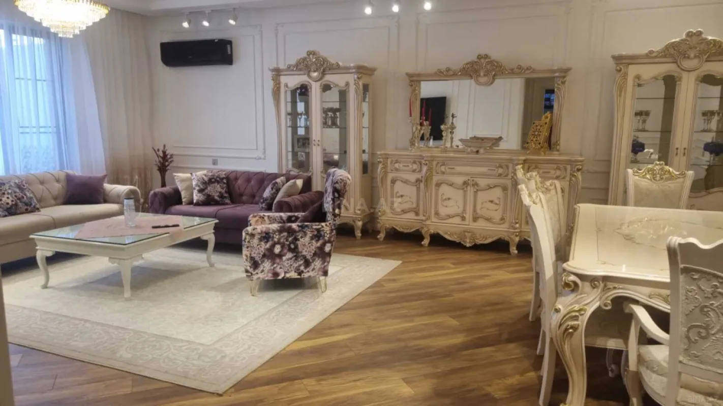 Satılır 5 otaqlı həyət evi 220 m²