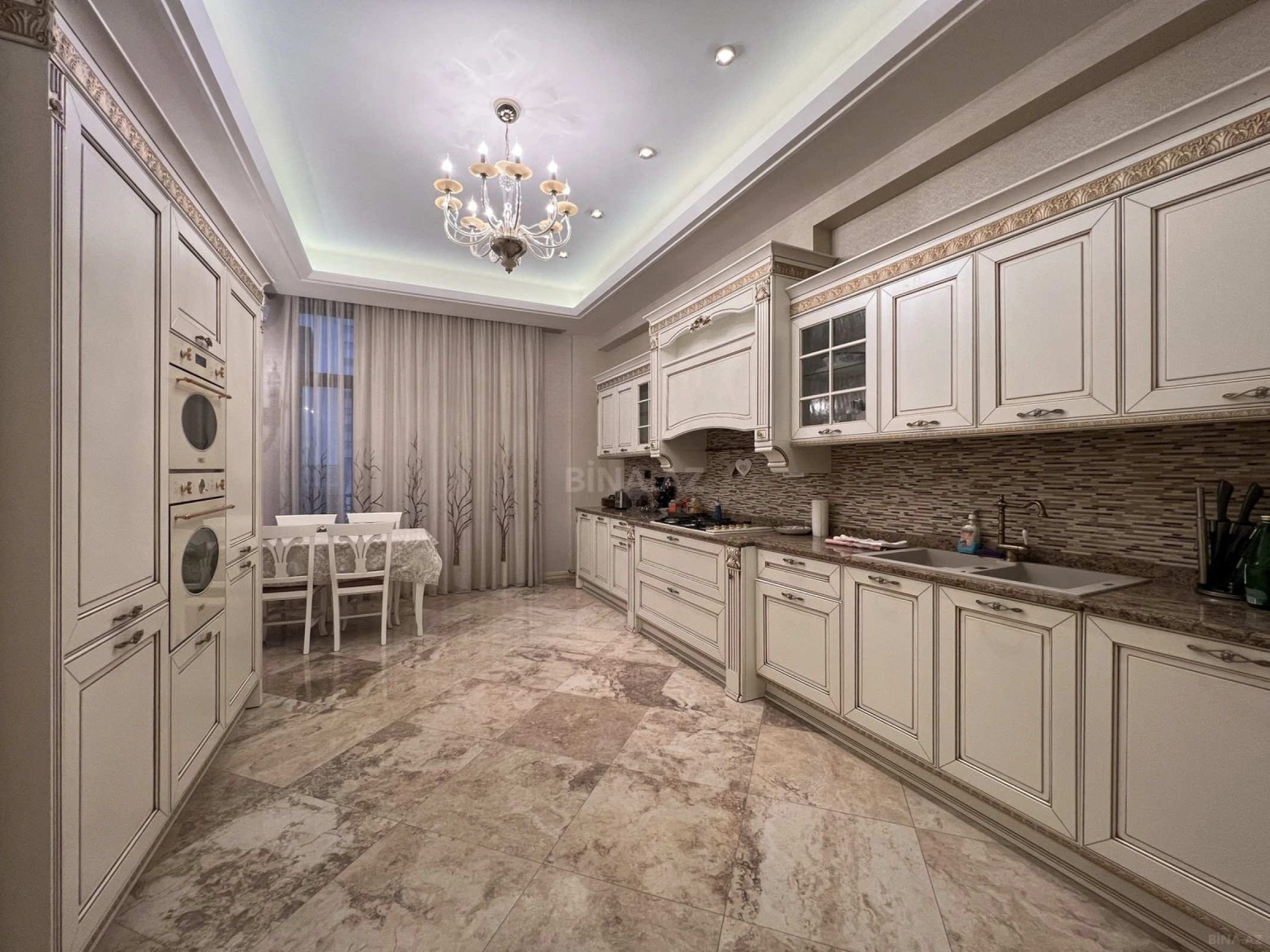 Kirayə verilir 4 otaqlı mənzil 230 m²