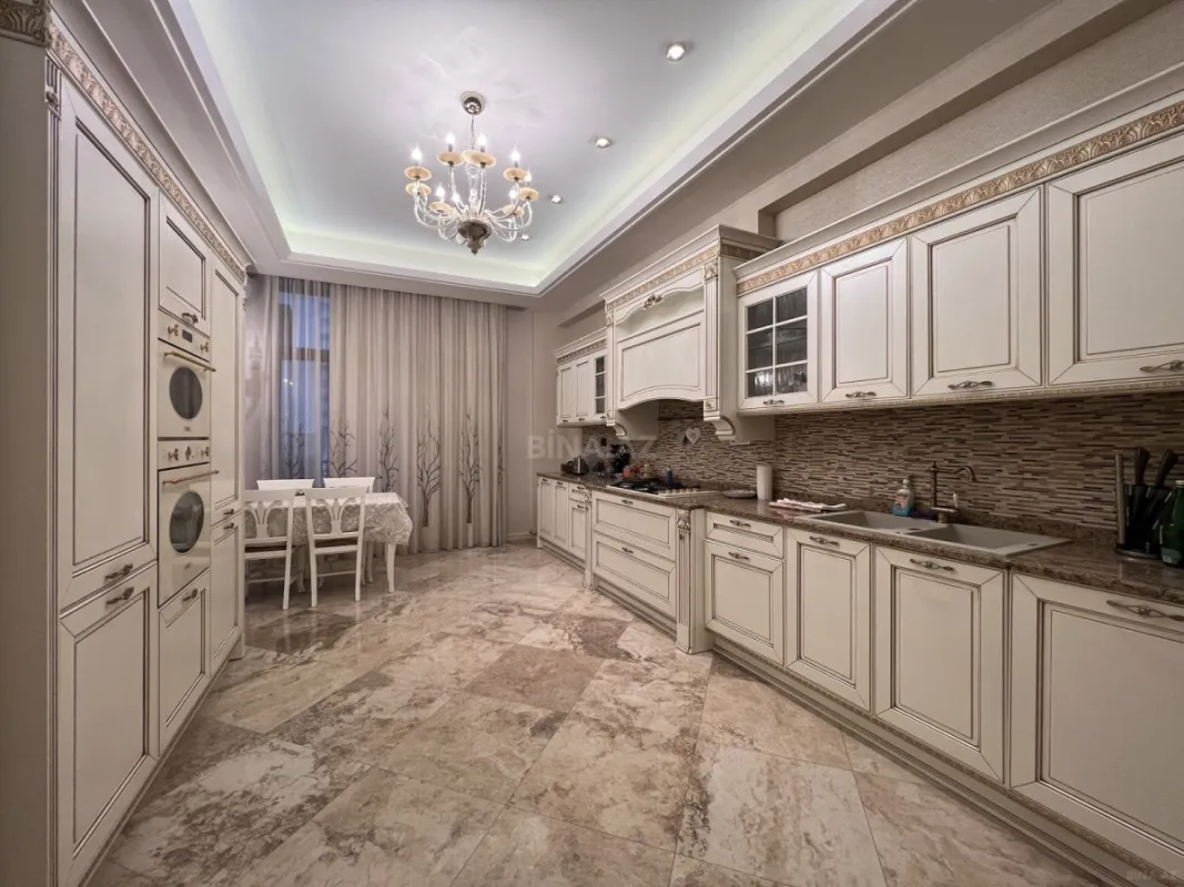 Kirayə verilir 4 otaqlı mənzil 230 m²