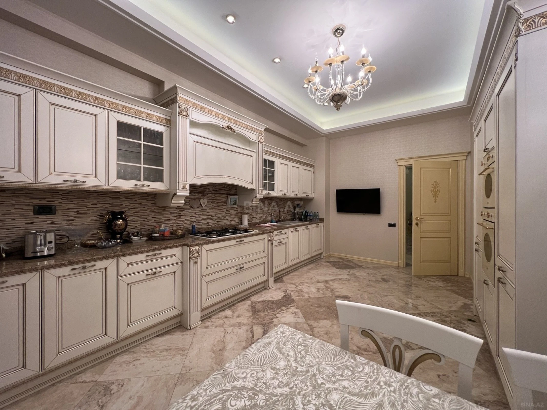 Kirayə verilir 4 otaqlı mənzil 230 m²