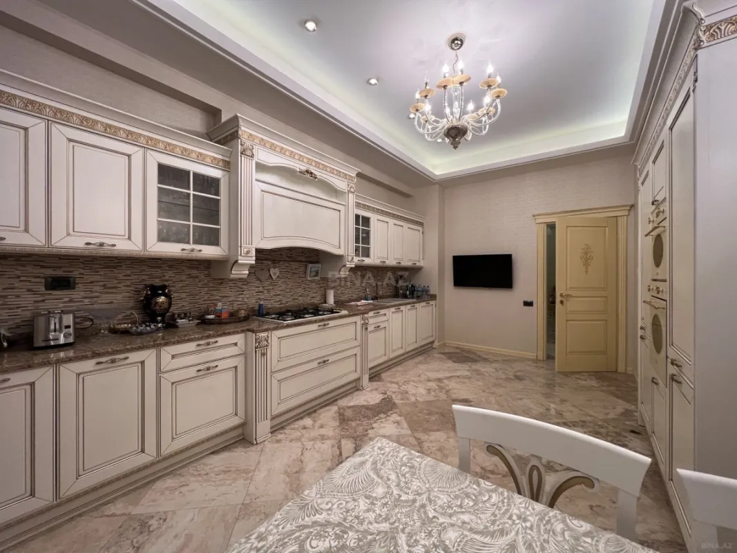 Kirayə verilir 4 otaqlı mənzil 230 m²