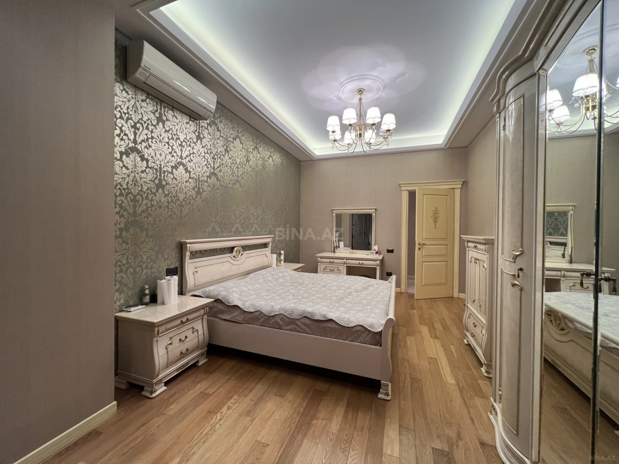 Kirayə verilir 4 otaqlı mənzil 230 m²