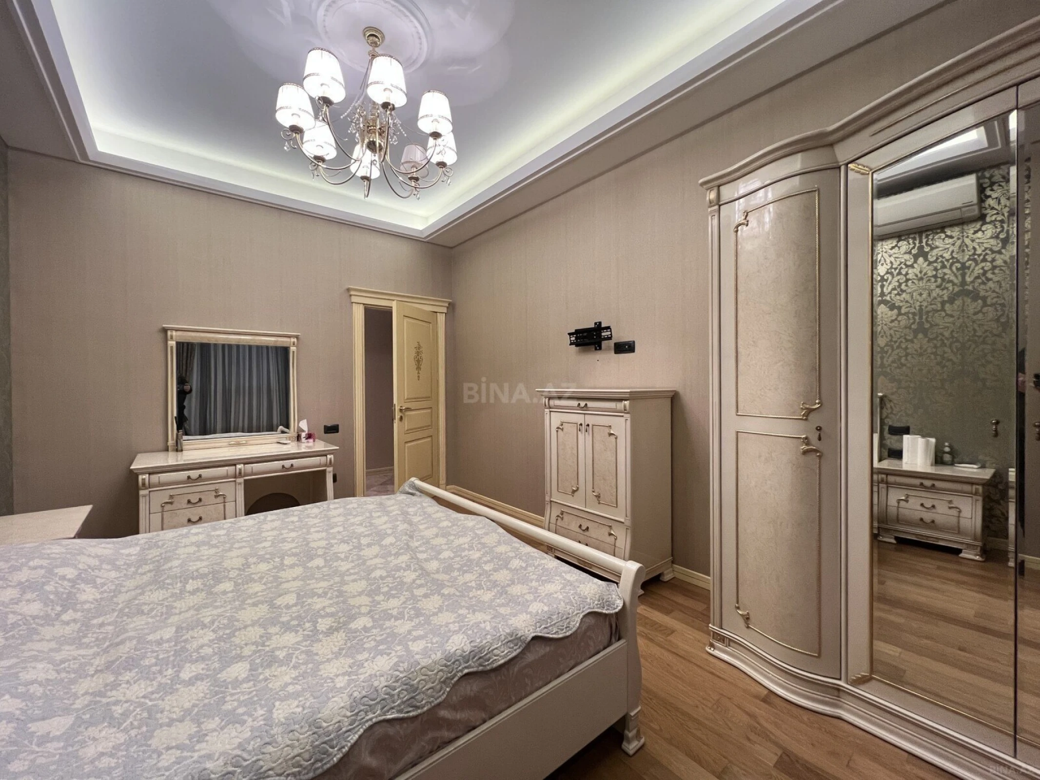 Kirayə verilir 4 otaqlı mənzil 230 m²