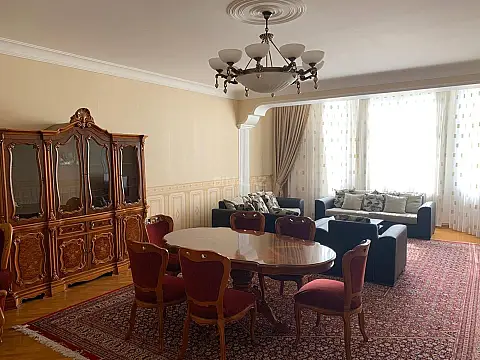Kirayə verilir 4 otaqlı mənzil 200 m² — Bakı, Nizami 4 otaq 200.00 m²