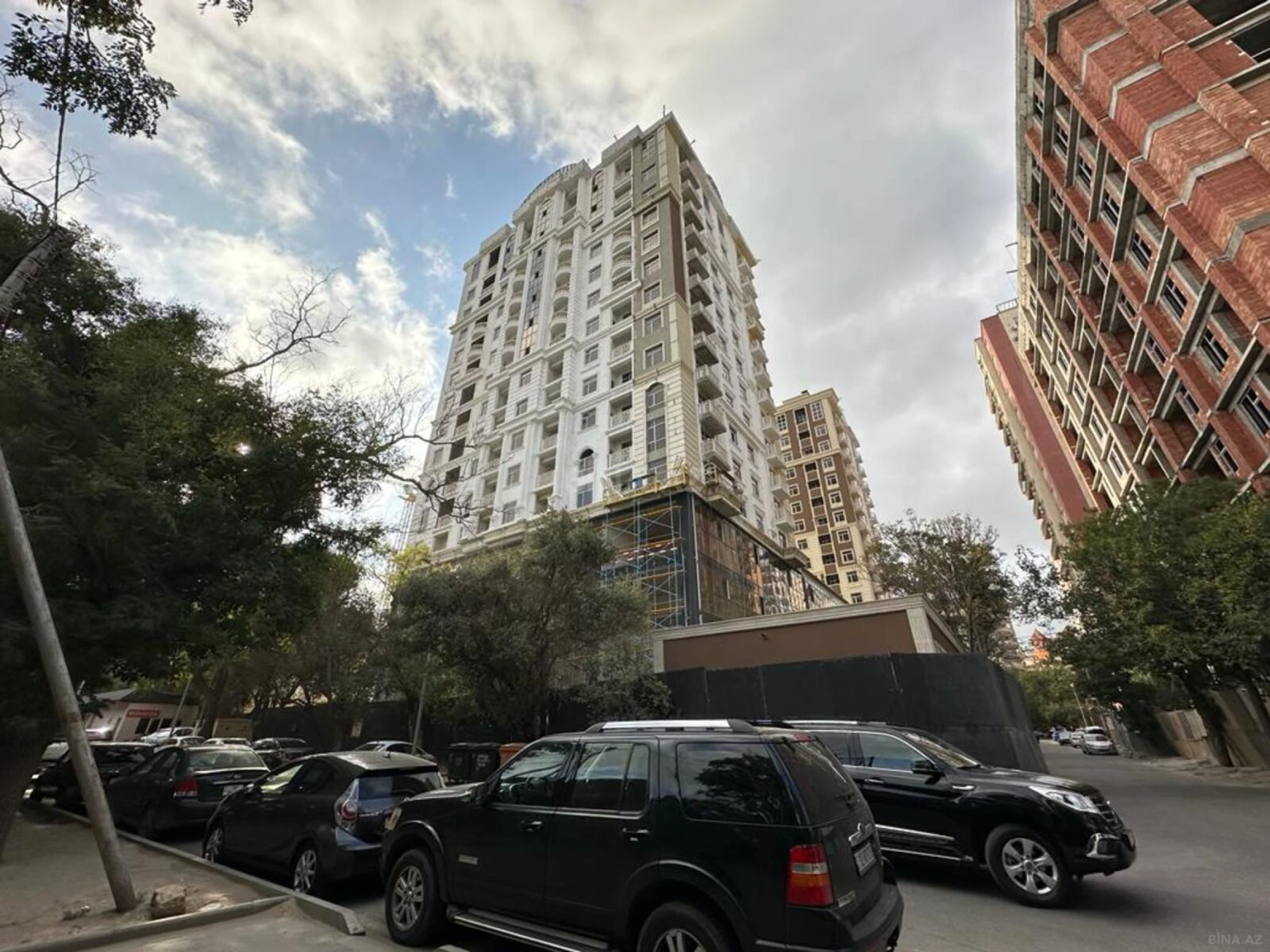 Satılır 4 otaqlı mənzil 178 m²