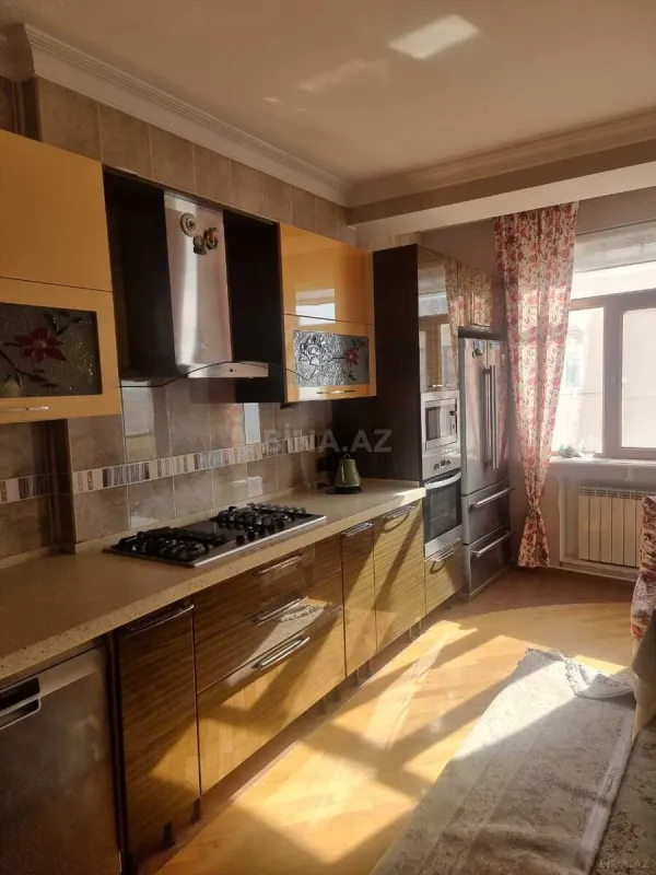 Satılır 4 otaqlı mənzil 179 m²