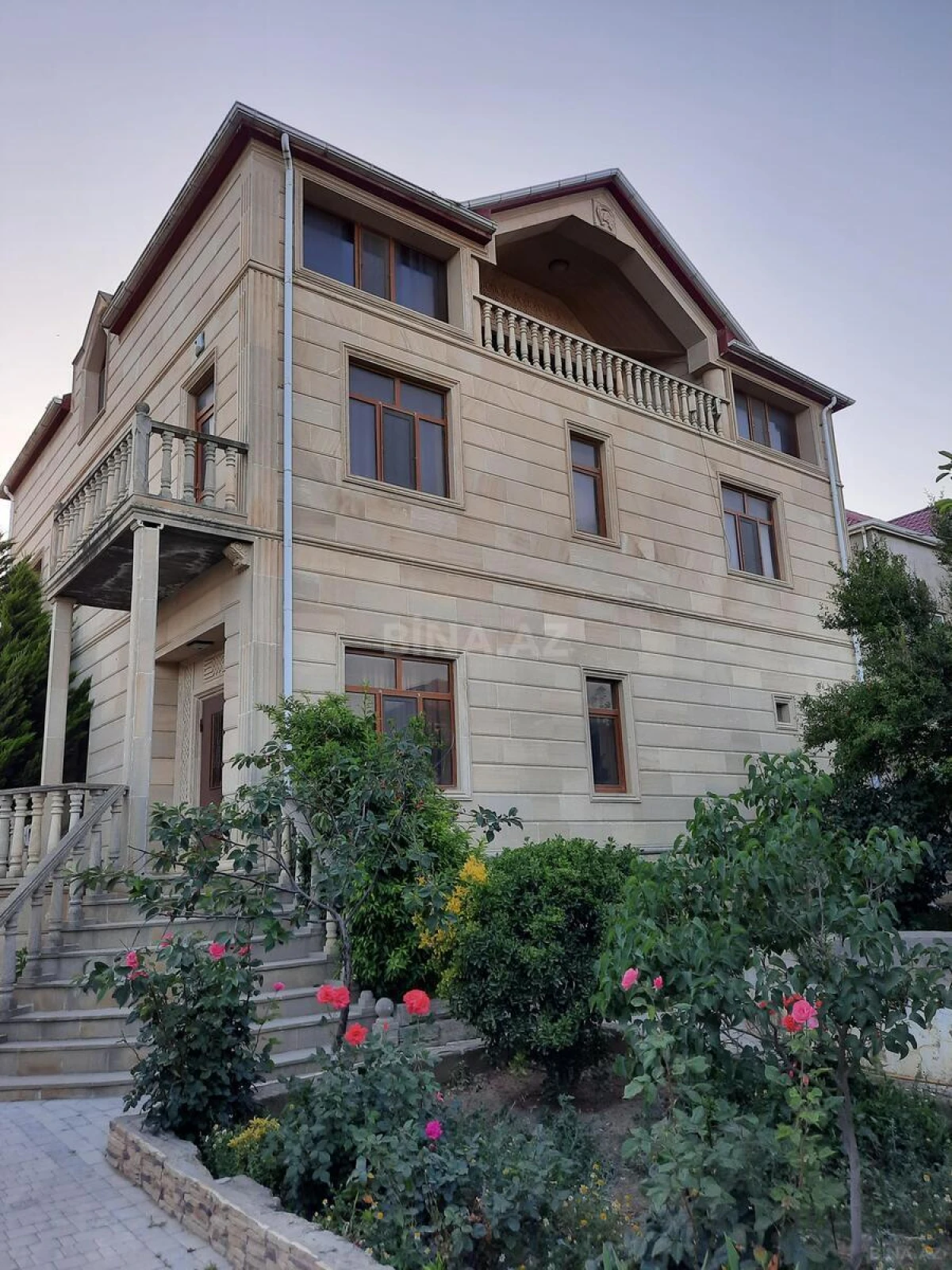 Satılır 7 otaqlı həyət evi 375 m²