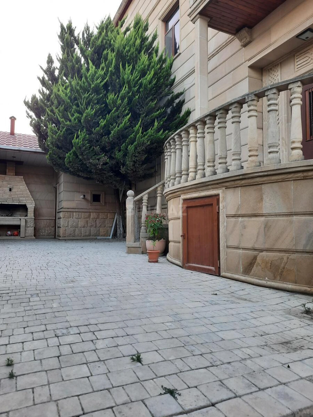 Satılır 7 otaqlı həyət evi 375 m²