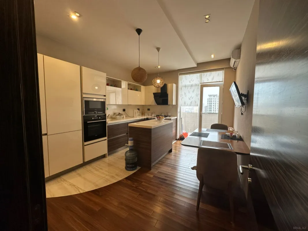 Satılır 4 otaqlı mənzil 183 m²