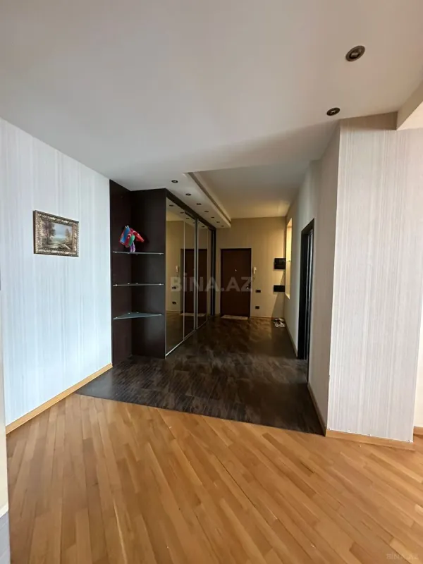 Satılır 4 otaqlı mənzil 200 m²