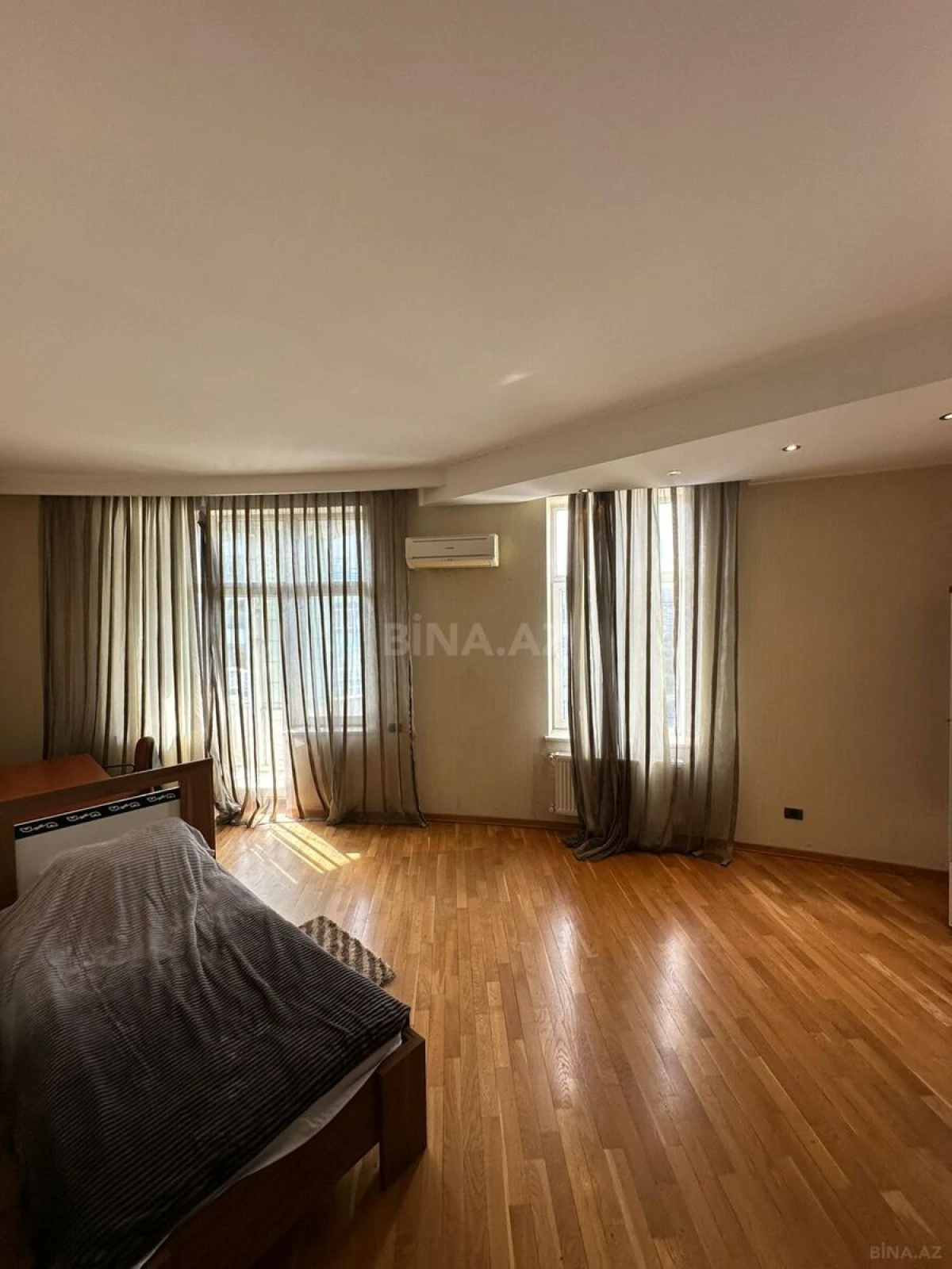 Satılır 4 otaqlı mənzil 200 m²