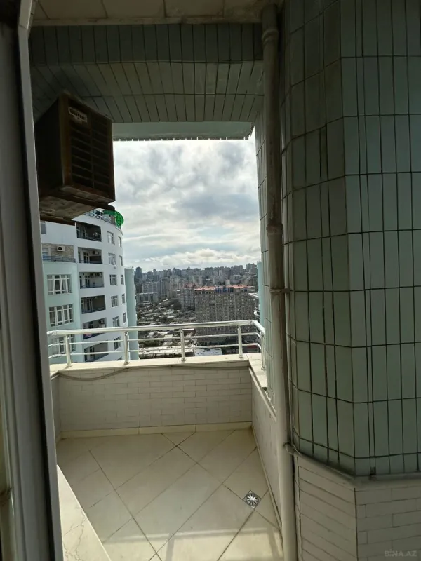Satılır 4 otaqlı mənzil 200 m²
