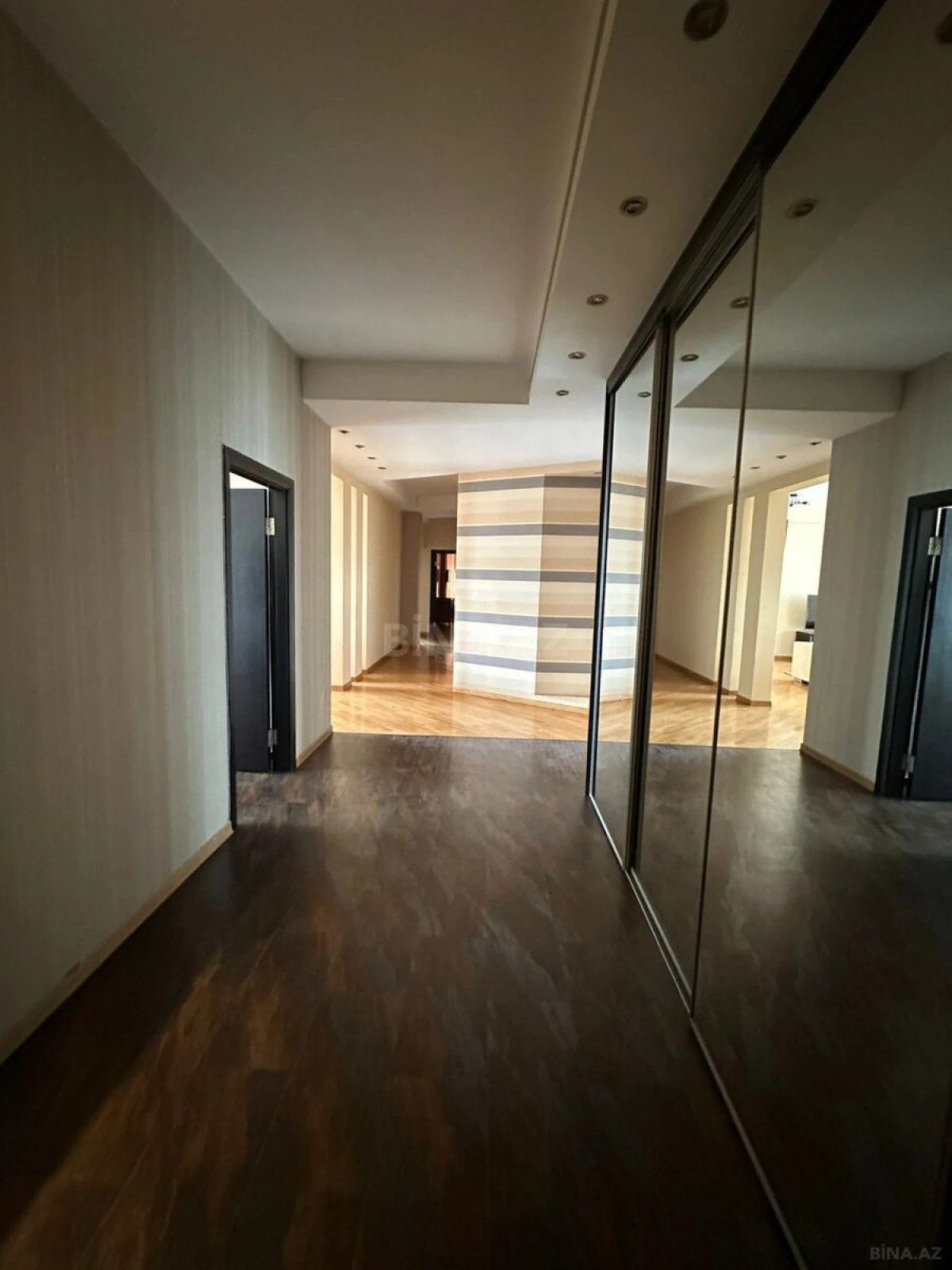 Satılır 4 otaqlı mənzil 200 m²