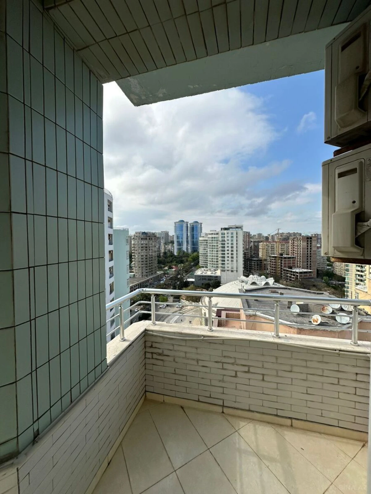 Satılır 4 otaqlı mənzil 200 m²