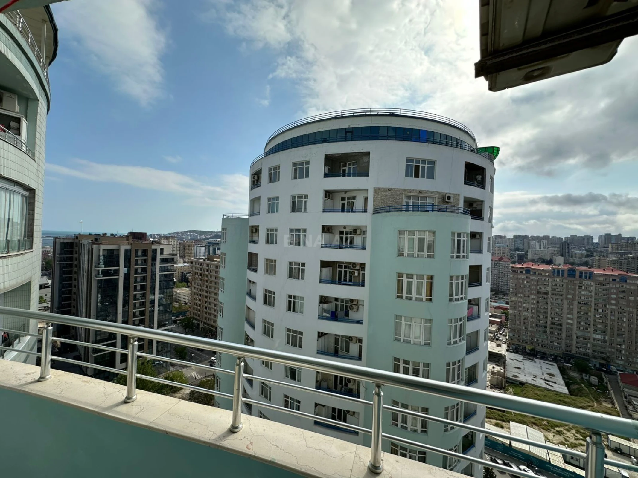 Satılır 4 otaqlı mənzil 200 m²