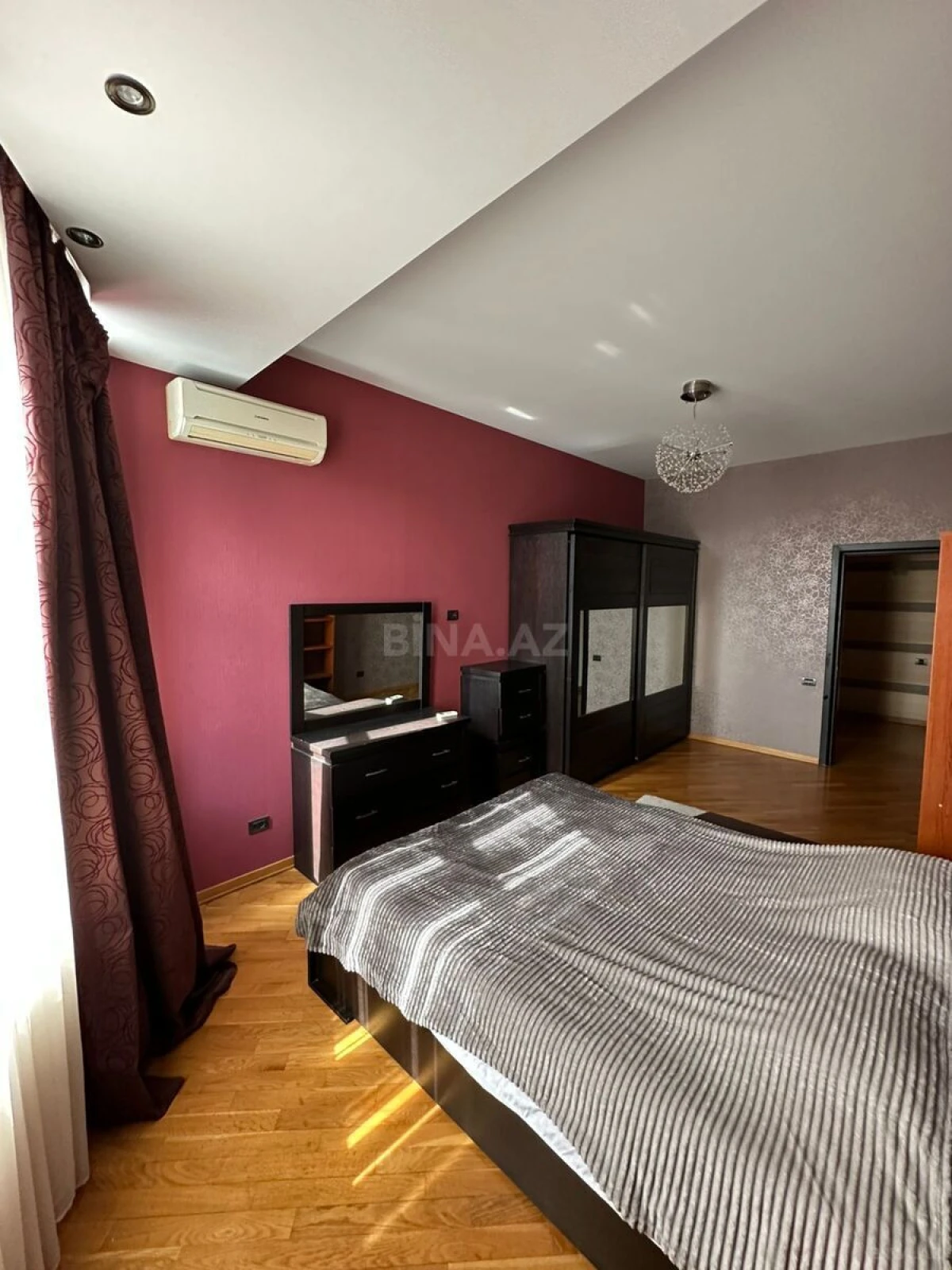 Satılır 4 otaqlı mənzil 200 m²