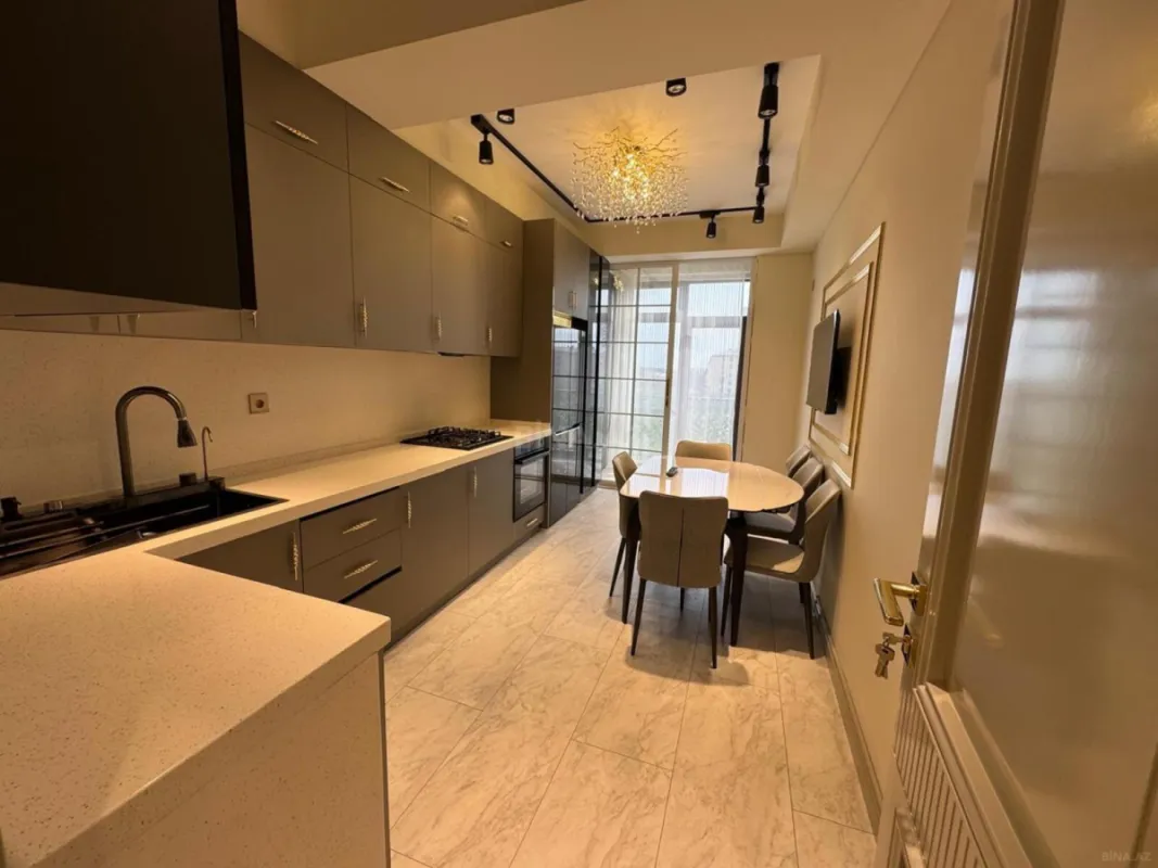 Satılır 5 otaqlı mənzil 185 m²