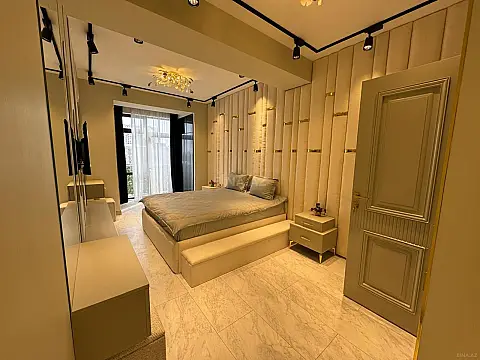 Satılır 5 otaqlı mənzil 185 m²